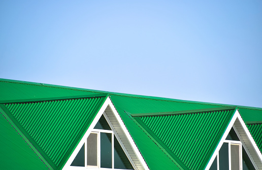 La casa con ventanas de plástico y techo de lámina corrugada photo