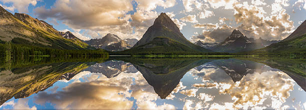 swiftcurrent lake and reflection - mount grinnel imagens e fotografias de stock