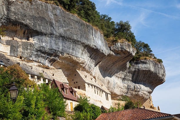 cave dwellings overhanging limestone cliffs in Les Eyzies Dordogne France cave dwellings overhanging limestone cliffs in Les Eyzies Dordogne France cliff dwelling stock pictures, royalty-free photos & images