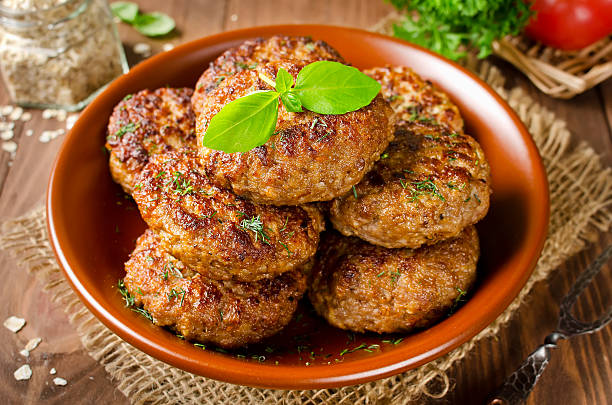 오트밀과 함께 맛있는 커틀릿. 소박한 스타일 - cutlet 뉴스 사진 이미지