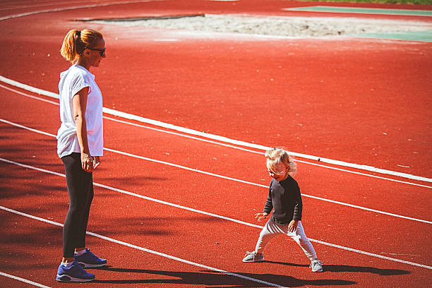 mi mamá y yo corriendo en la pista de atletismo. - track and field athlete women vitality speed fotografías e imágenes de stock