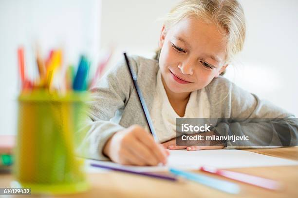 Hausaufgaben Machen Stockfoto und mehr Bilder von Kind - Kind, Zeichnen, Schreiben