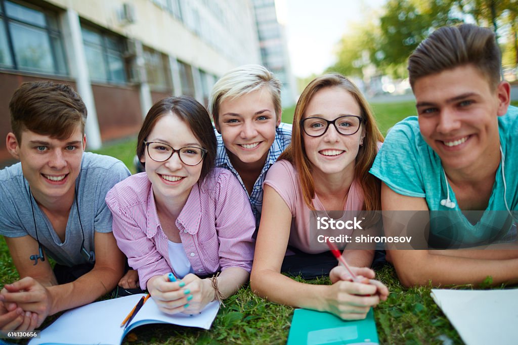 Studenten auf dem campus - Lizenzfrei Akademisches Lernen Stock-Foto