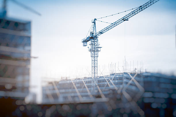 niski kąt widok żurawi na panoramę - blue construction construction site crane zdjęcia i obrazy z banku zdjęć