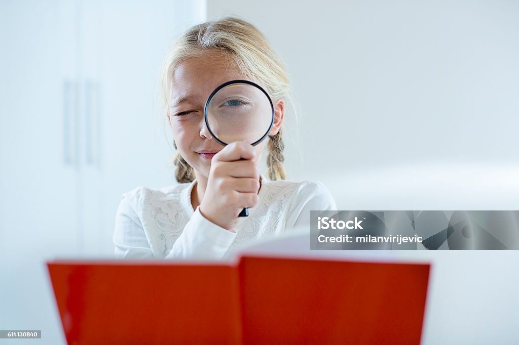 Mädchen Blick durch eine Lupe - Lizenzfrei Vergrößerungsglas Stock-Foto