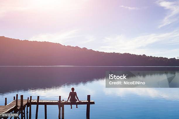 Glückliche Frau Sitzt Auf Einem Pier Immer Von Der Natur Inspiriert Stockfoto und mehr Bilder von Betrachtung