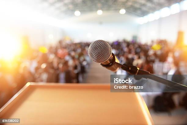 Microfono Davanti Al Podio Con Folla Sullo Sfondo - Fotografie stock e altre immagini di Conferenza stampa - Conferenza stampa, Microfono, Conferenza