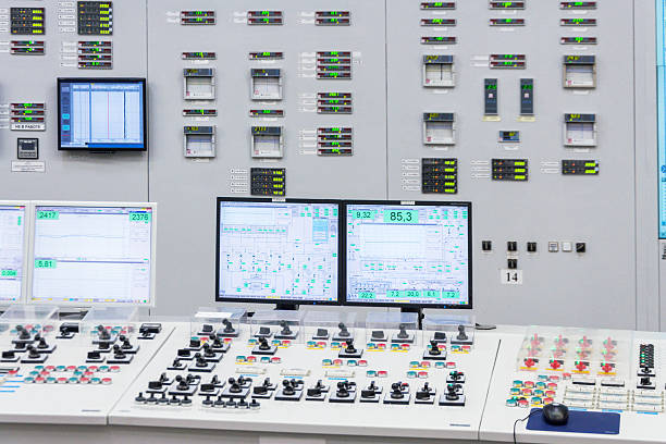 la sala de control central de la central nuclear. - nuclear power station fotografías e imágenes de stock
