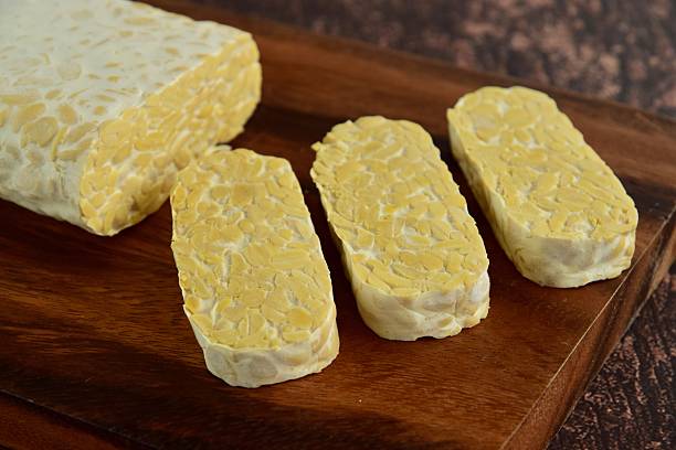 発酵大豆ケーキまたはテンペ - tempeh ストックフォトと画像