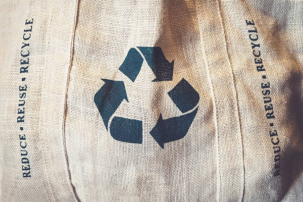 simbolo del segno di riciclo sulla borsa della spesa rispettoso dell'ambiente - recycled bag foto e immagini stock