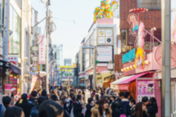 abstrakte unschärfe crowds gehen durch takeshita street - harajuku district stock-fotos und bilder