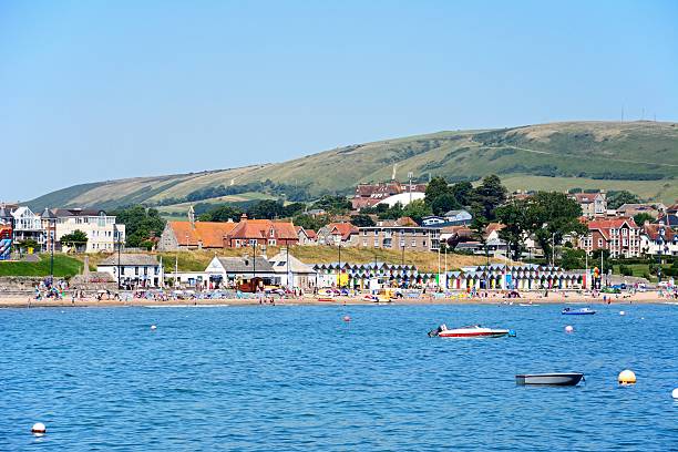 마을과 해변, 스와나지의 전망. - beach hut jurassic coast world heritage site english culture beach 뉴스 사진 이미지