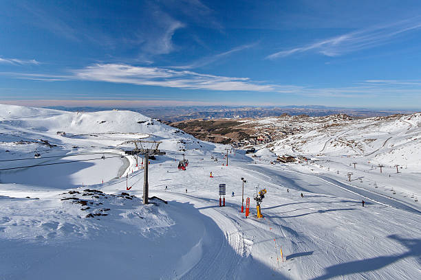 esqui em montanha - pradollano, sierra nevada, andaluzia, espanha - ski resort snow hotel mountain - fotografias e filmes do acervo
