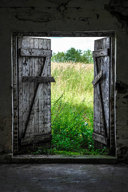exit to green meadow - barn door imagens e fotografias de stock