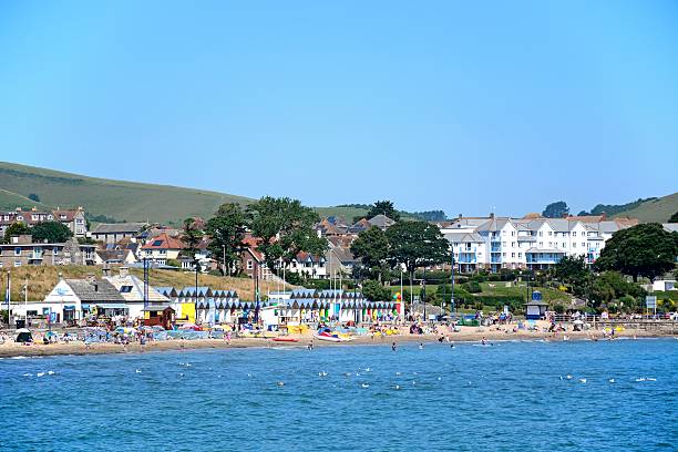 스와니지 해변과 마을. - beach hut jurassic coast world heritage site english culture beach 뉴스 사진 이미지