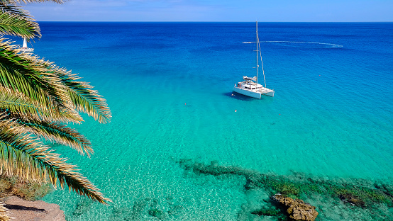 Barco turístico en la laguna azul del Océano Atlántico en Fuerteventura, España. photo