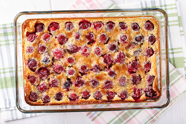 kirschclafoutis - traditionelle französische süße frucht dessert - clafoutis stock-fotos und bilder