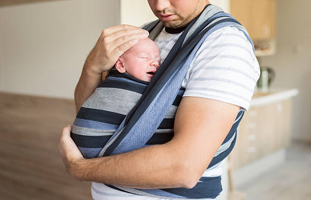 giovane padre irriconoscibile con il figlio in fionda - shawl foto e immagini stock