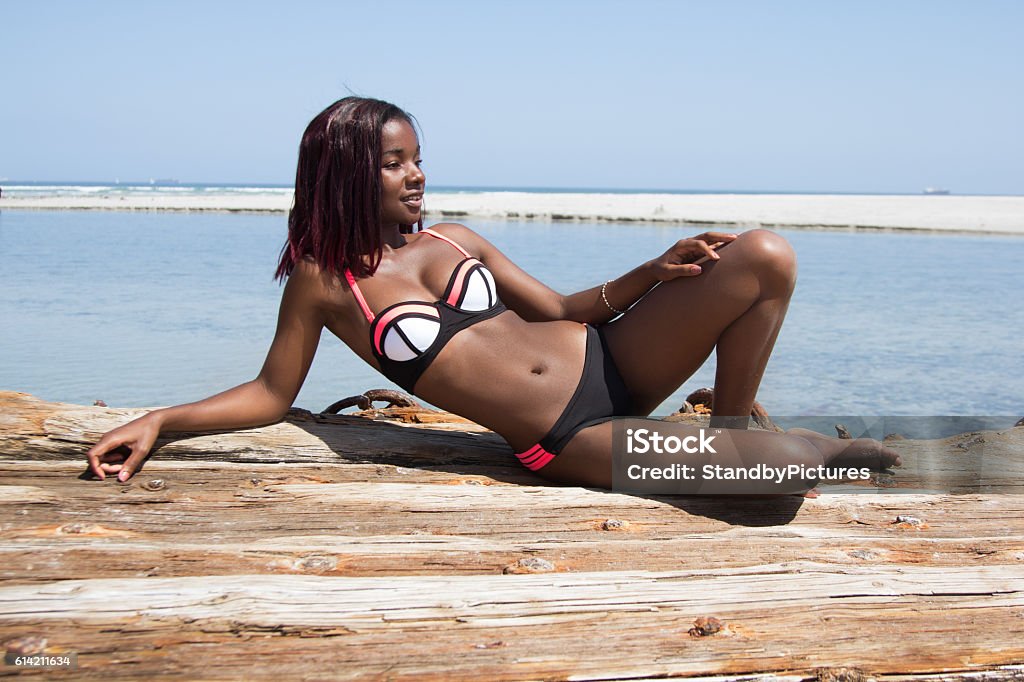 Voorloper moed Overtuiging Beautiful African Woman Sitting On The Beach Stock Photo - Download Image  Now - Adult, Adults Only, Africa - iStock