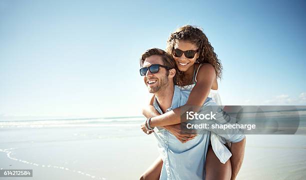 Es Un Hermoso Lugar Para Estar En El Amor Foto de stock y más banco de  imágenes de Parejas - Parejas, Playa, Felicidad - iStock