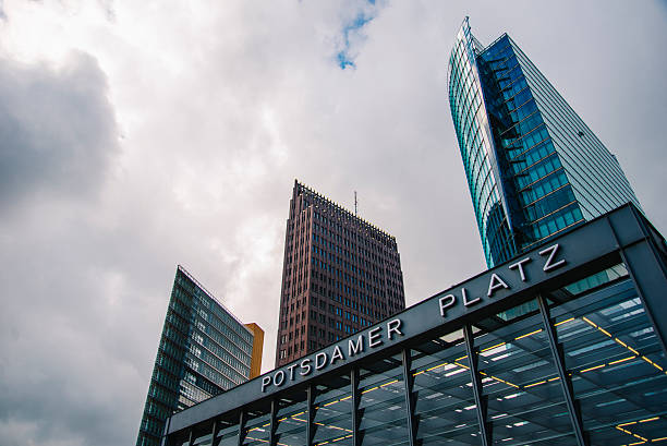 potsdamer platz, berlino  - berlin germany architecture stoplight contemporary foto e immagini stock