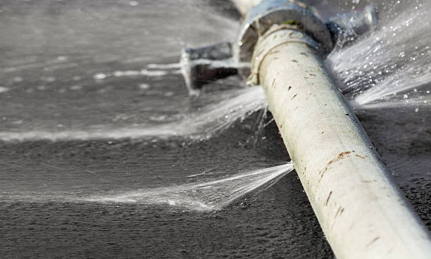 fuga de buraco de água de uma mangueira - burst pipe imagens e fotografias de stock