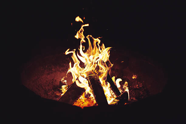 fogueira de acampamento - campfire imagens e fotografias de stock