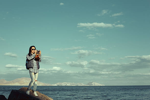 portrait de femme souriante avec appareil photo vintage découvrant - travel outdoors tourist venice italy photos et images de collection