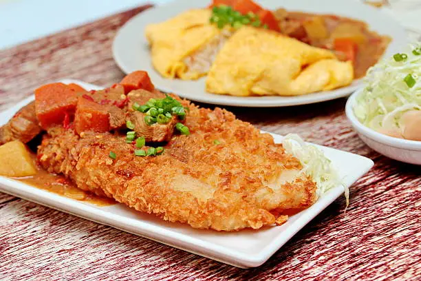 Photo of Close up fried dolly fish,yellow curry.