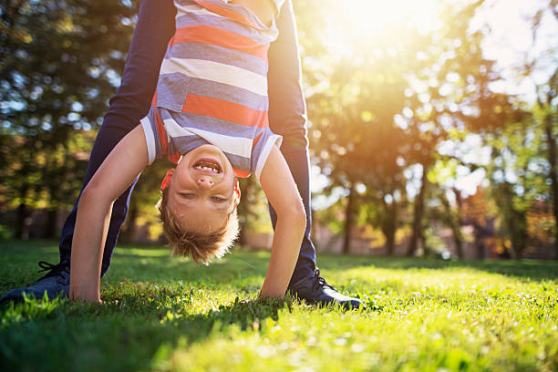 garotinho brincando com a mãe no parque - parada de mãos - fotografias e filmes do acervo