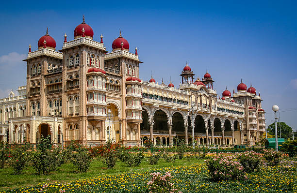 palazzo dei maragià a mysore - mysore foto e immagini stock