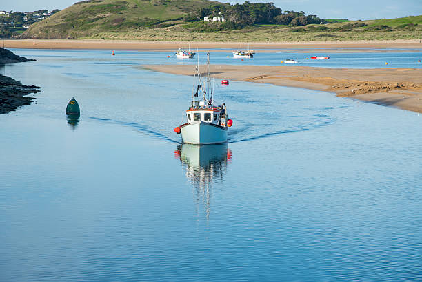 barco de pesca  - estuary - fotografias e filmes do acervo