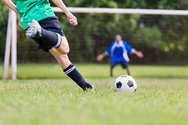 подросток принимает пенальти во время футбольного матча - goalie soccer soccer player teenage boys стоковые фото и изображения