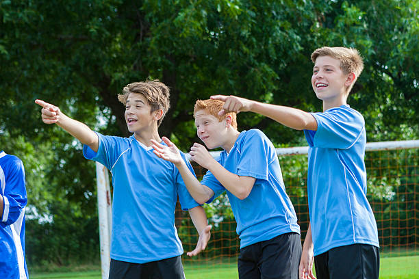 l’équipe de soccer des garçons s’oppose à l’appel de l’arbitre - foul play photos et images de collection