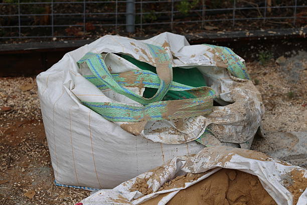 грязный массовый мешок - sandbag large canvas burlap стоковые фото и изображения