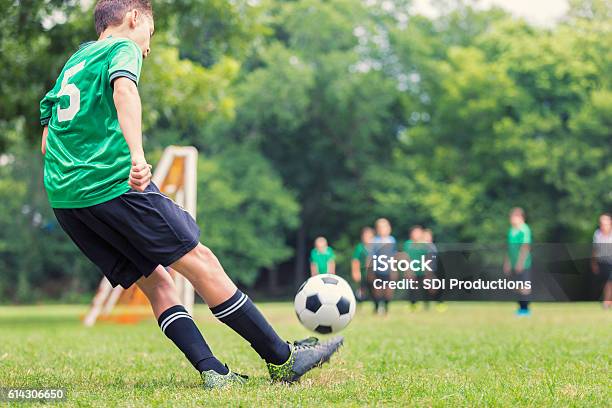 Caucasian Soccer Player Kicks Ball Stockfoto en meer beelden van Voetbal - Teamsport - Voetbal - Teamsport, Voetbalspeler, Schoppen - Lichaamsbeweging