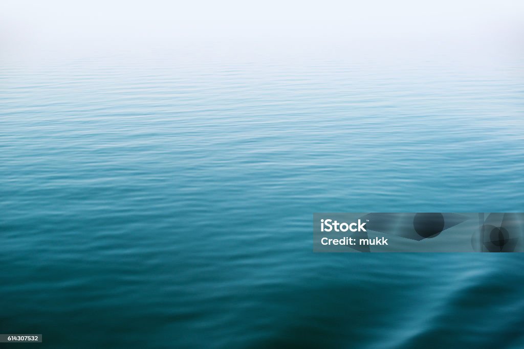 Calme et bleu lac - Photo de Mer libre de droits
