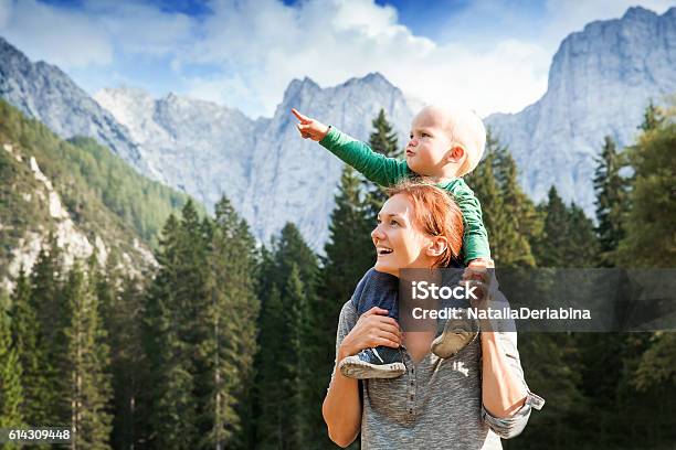 Reisen Erkunden Familie Zukunftskonzept Stockfoto und mehr Bilder von Familie - Familie, Kind, Berg