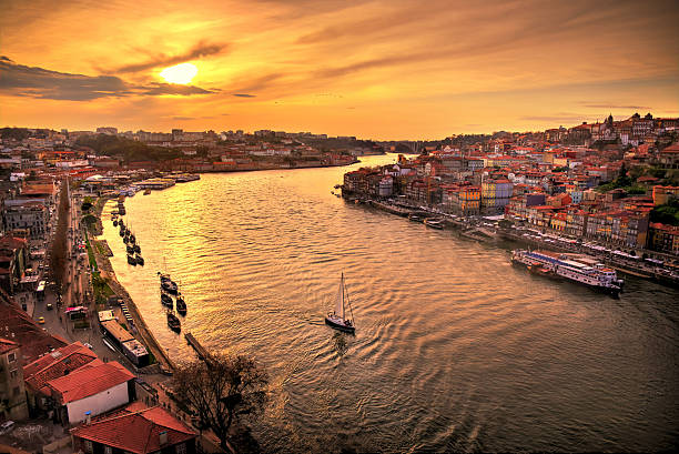 dämmerung in porto - fluss douro stock-fotos und bilder