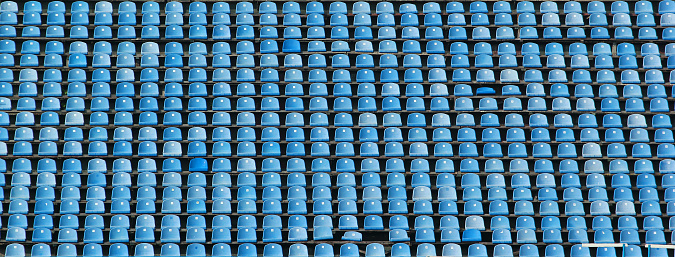 Filas vacías de asientos azules del estadio photo