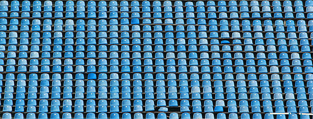 filas vacías de asientos azules del estadio - asiento fotografías e imágenes de stock