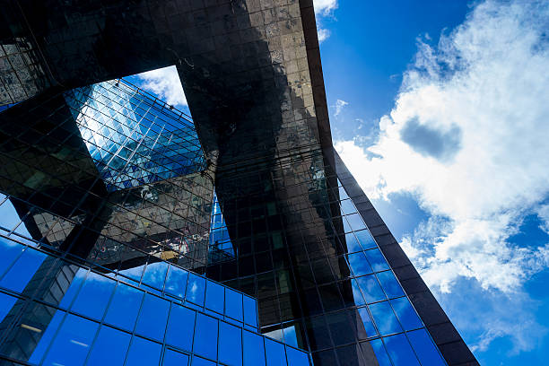 istock Business office building in London, England 614313988