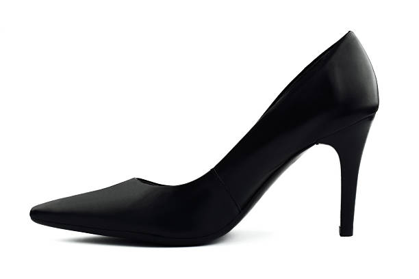 scarpa da donna classica nera con tacco alto su sfondo bianco - black heels foto e immagini stock