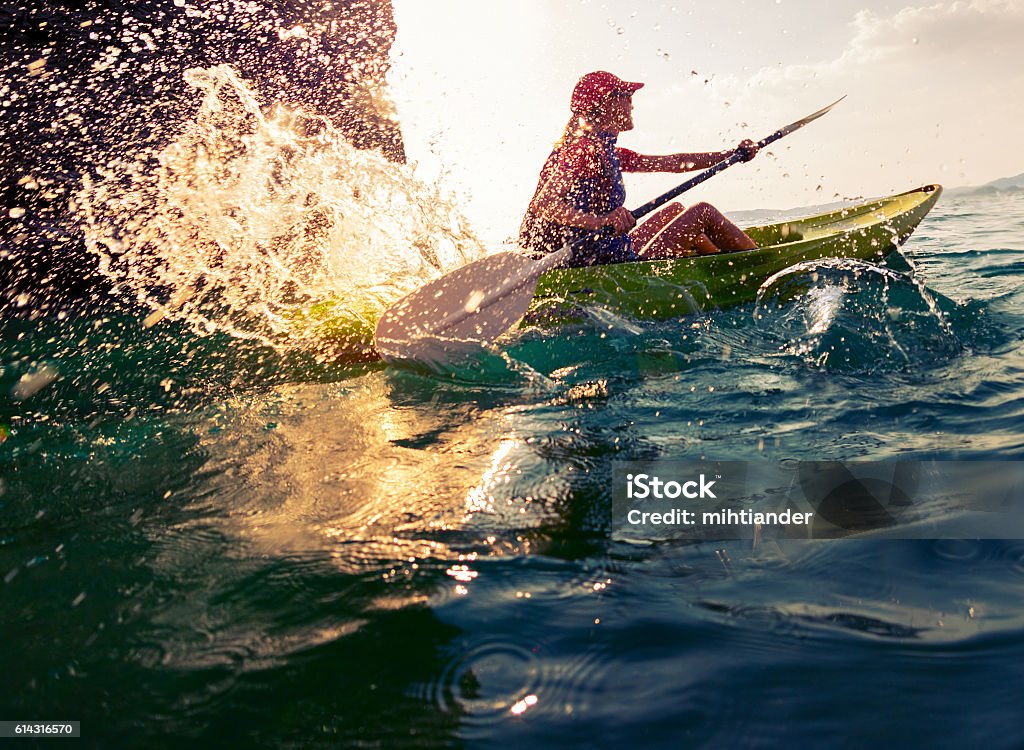 Mujer con el kayak - Foto de stock de Kayak - Piragüismo y canotaje libre de derechos