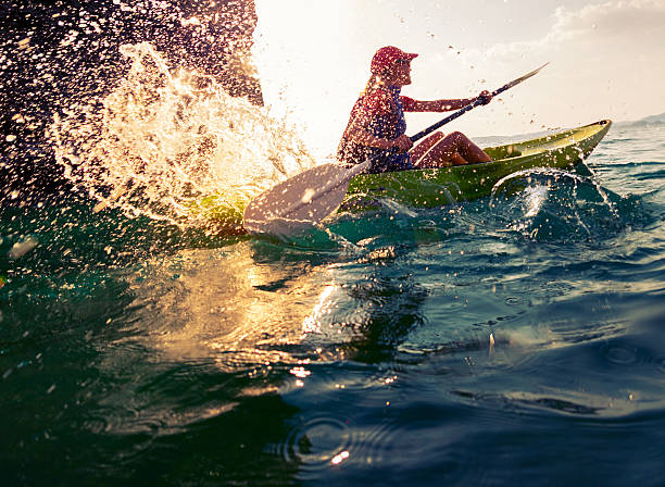 mujer con el kayak - extreme sports kayaking kayak adventure fotografías e imágenes de stock