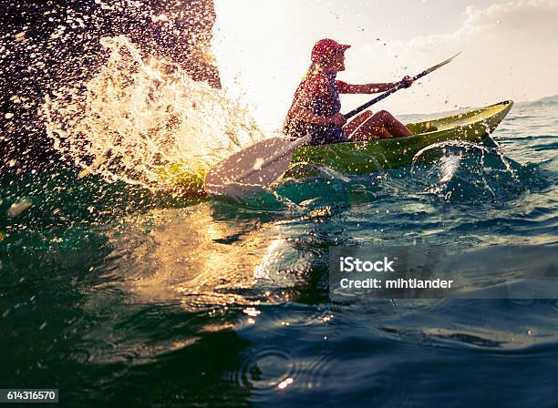 Mujer Con El Kayak Foto de stock y más banco de imágenes de Kayak - Piragüismo y canotaje - Kayak - Piragüismo y canotaje, Kayak - Barco de remos, Deporte