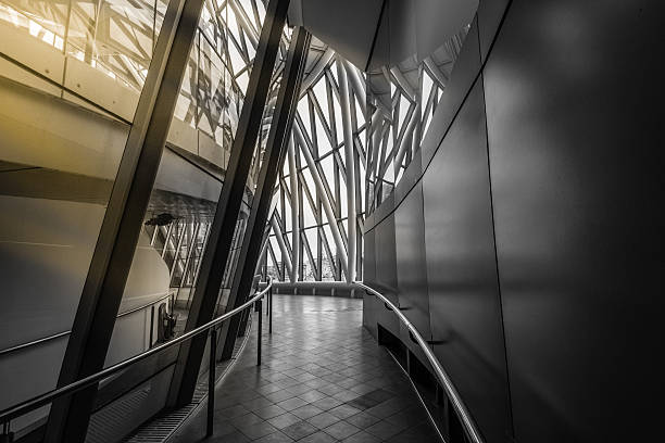 arquitectura futurista del ayuntamiento de londres - spiral staircase town hall london england staircase fotografías e imágenes de stock