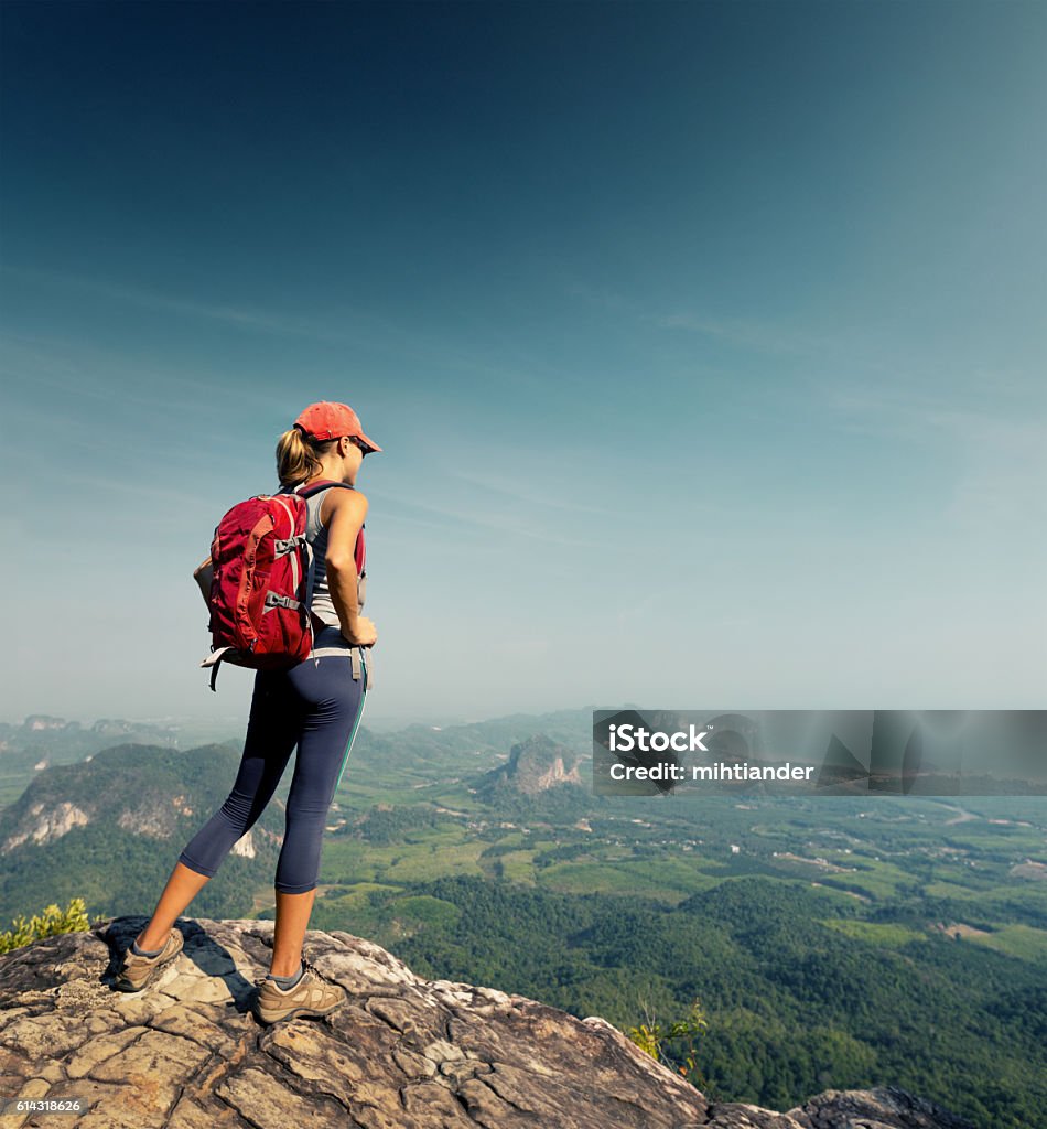 Wanderer auf der Klippe - Lizenzfrei Wandern Stock-Foto