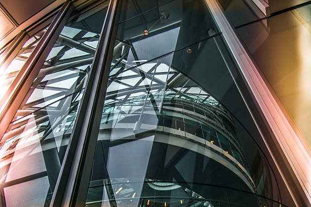 arquitectura futurista del ayuntamiento de londres - spiral staircase town hall london england staircase fotografías e imágenes de stock