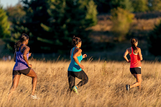 groupe diversifié de femmes athlétiques trail running - version 3 flash photos et images de collection